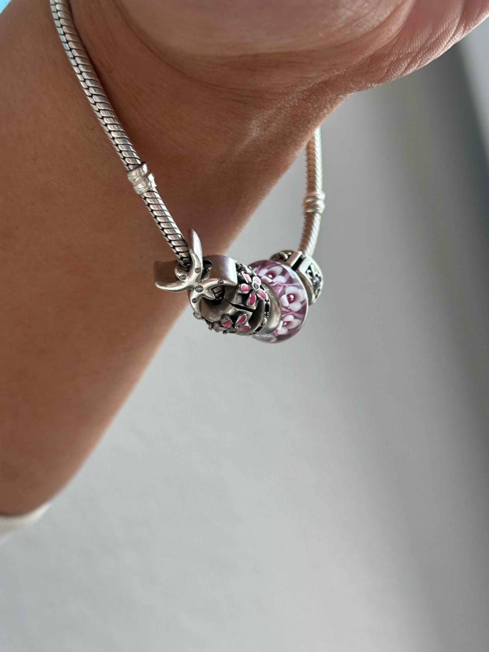 Pandora-Armband getestet: An einem Handgelenk von unten baumeln die Elemente des Armbandes.