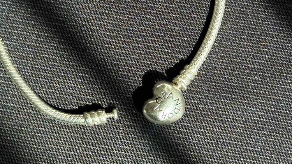 Pandora-Armband getestet: Nahaufnahme des Aufdrucks auf dem Verschluss.