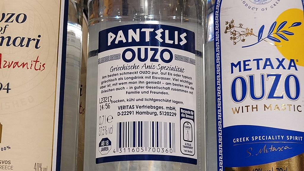 Im Test: Rückseite einer Flasche Pantelis Ouzo im Detail mit Hinweisen zu Verwendung, Hersteller und Lagerung.