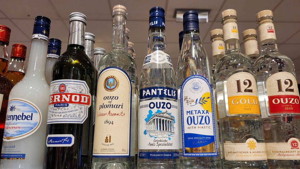 Ouzo im Test: mehrere Flaschen unterschiedlicher Hersteller stehen nebeneinander in einem Regal.