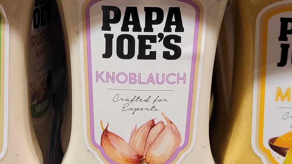 Knoblauch-Sosse im Test: Auf der Vorderseite ist groß der Hersteller aufgedruckt.