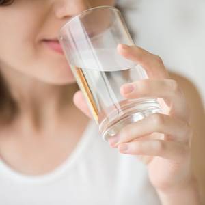 Papain-Test: Eine Frau nimmt Papain mit viel Wasser ein.