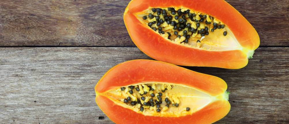 Papain-Test: Auf einem Tisch liegt eine geteilte Papaya. 