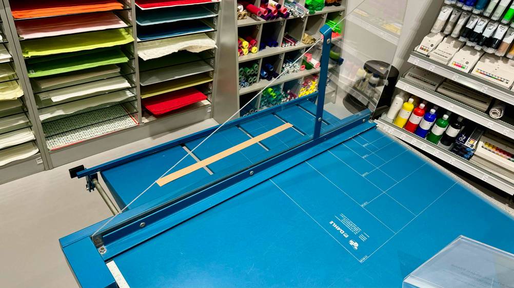 Getestet: Eine Papierschneidemaschine von schräg oben mit Markierungen.
