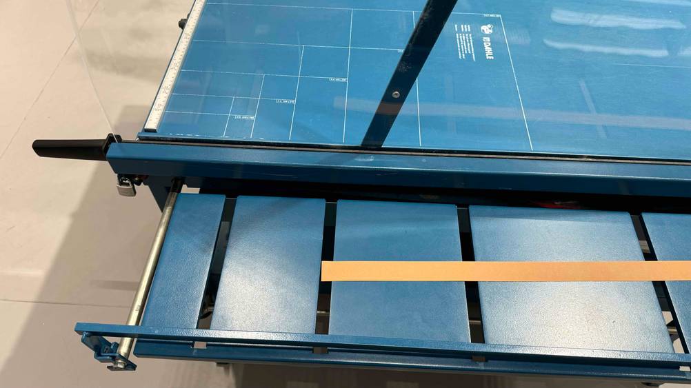 Papierschneidemaschine im Test: Nahaufnahme des Messers und der Ablage.