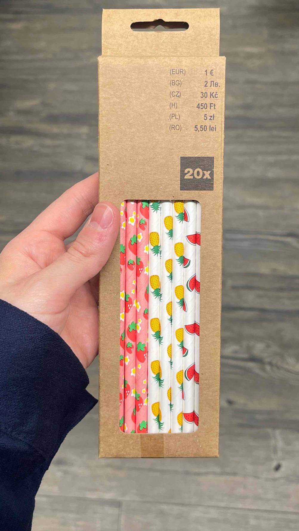 Eine Hand hält eine Packung der getesteten Papierstrohhalme.