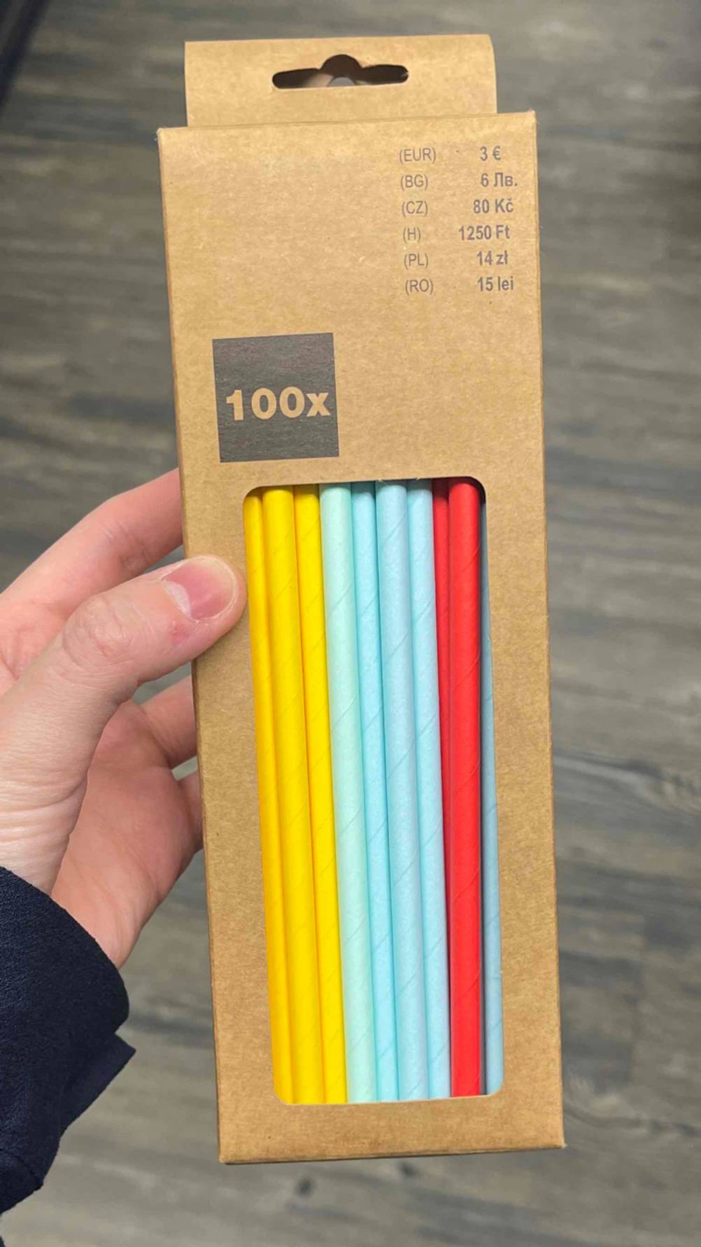 Im Test: Eine Packung der Papierstrohhalme in einer Hand.