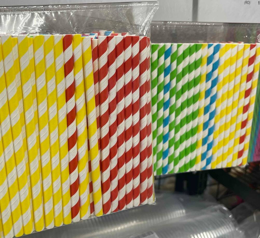 Mehrere der getesteten Papierstrohhalme in einer transparenten Verpackung.