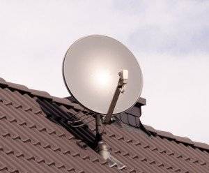 Parabolantenne auf einem Hausdach
