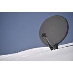 Satellitenschüssel getestet: Eine graue Satellitenschüssel auf einem mit Schnee bedeckten Dach.