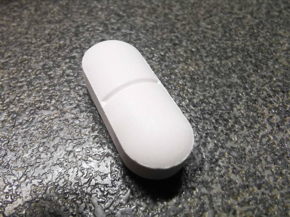 Paracetamol getestet: Nahaufnahme einer Tablette.