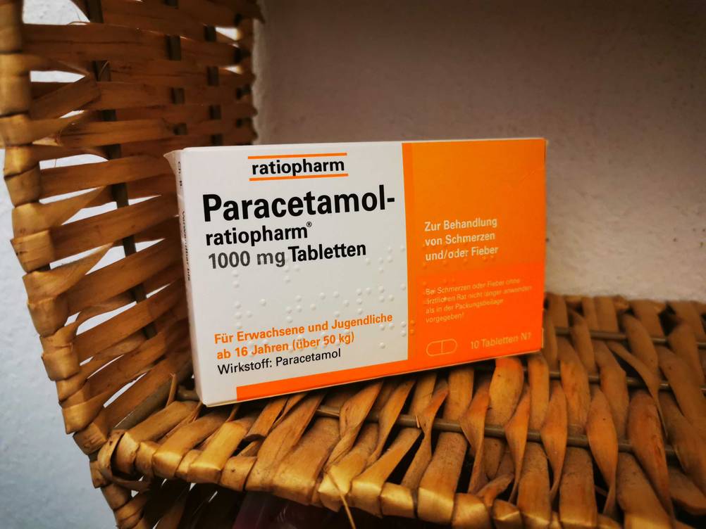 Eine Packung der getesteten Paracetamol in einem Korb.