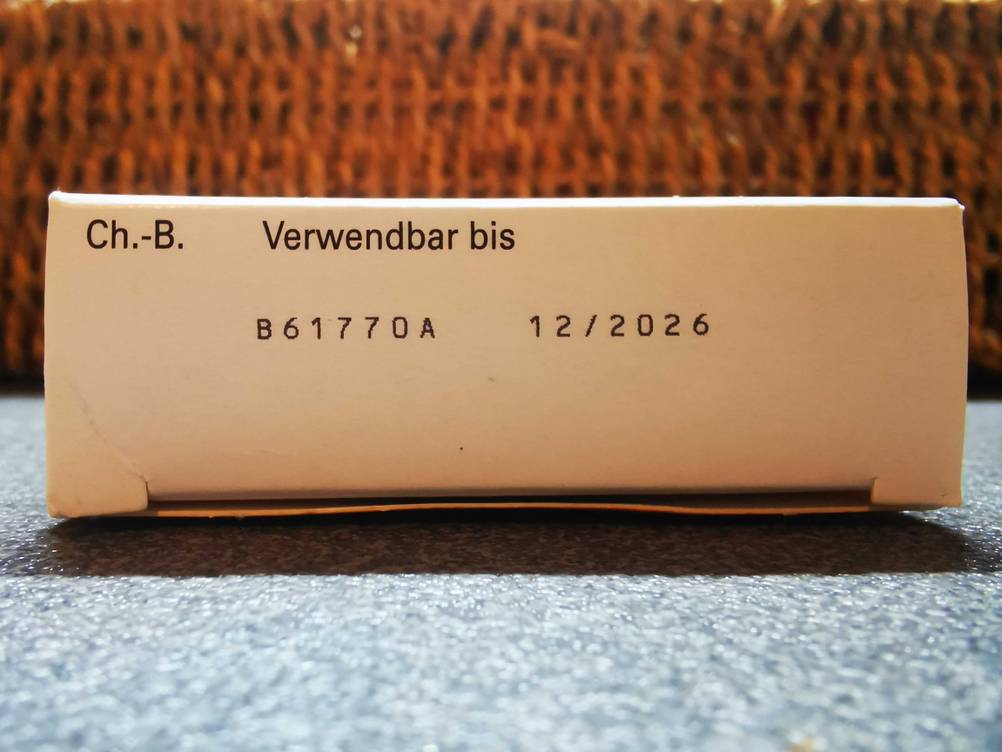 Paracetamol im Test: Nahaufnahme des Haltbarkeitsdatums auf der Verpackung.