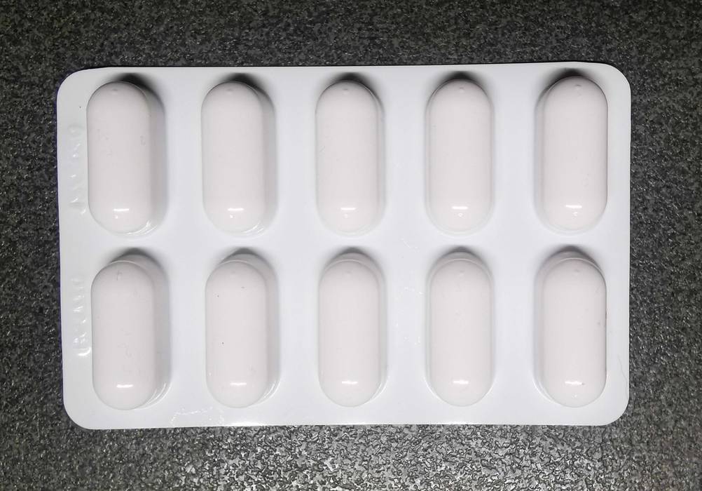 Paracetamol-Test: Ein Tablettenblister auf einer dunklen Fläche.