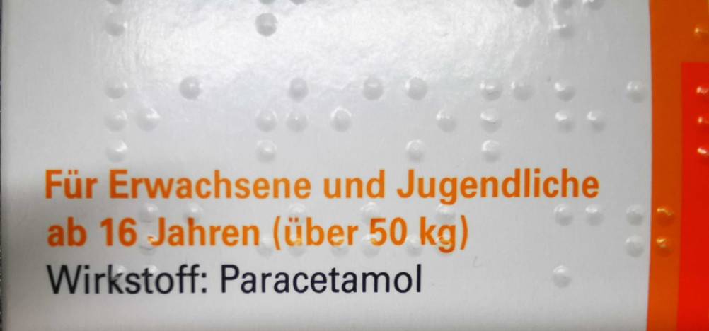 Paracetamol im Test: Nahaufnahme der Verpackung mit Informationen.