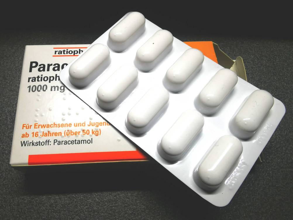 Paracetamol-Test: Ein Tablettenblister liegt über der Originalverpackung.