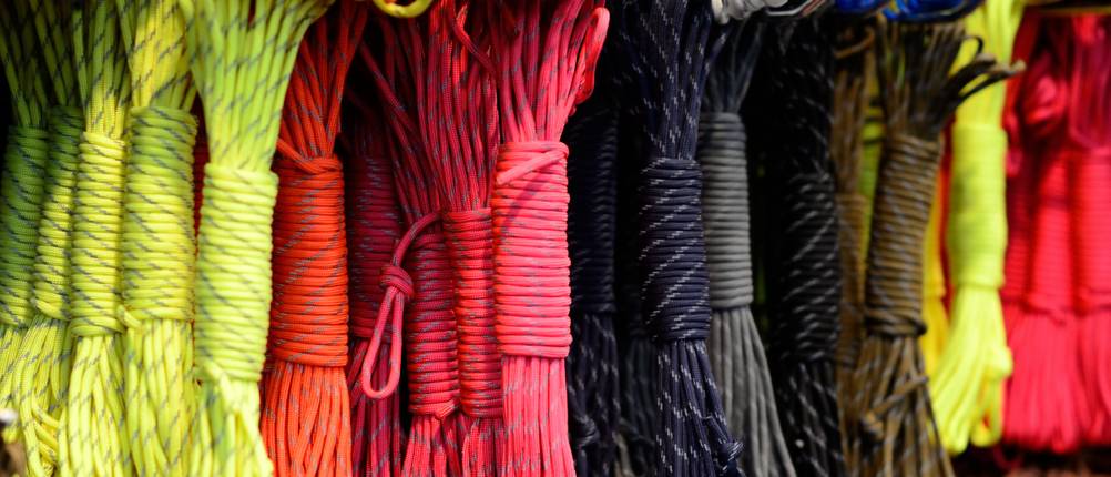 Paracord-Test: Paracord-Bündel in unterschiedlichen Farben.