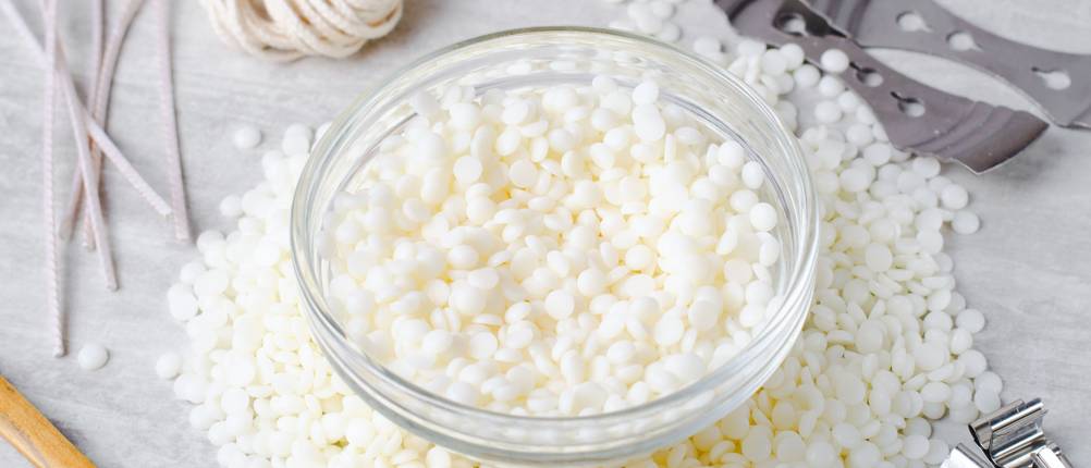 Paraffinwachs-Test: Wachspastillen mit Zubehör für die Kerzenproduktion