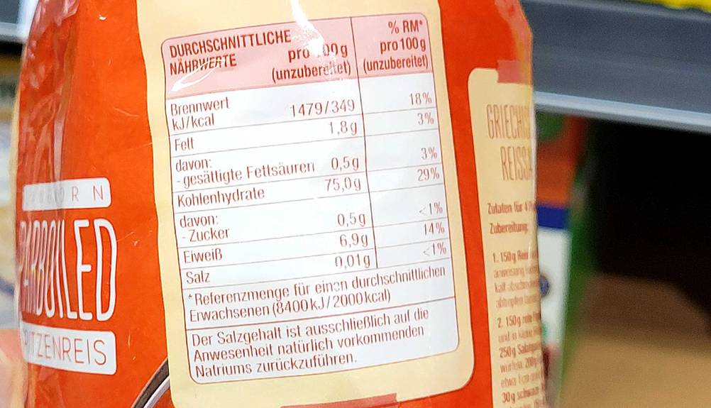 Parboiled-Reis im Test: Nahaufnahme der Nährwerte auf der Packung.