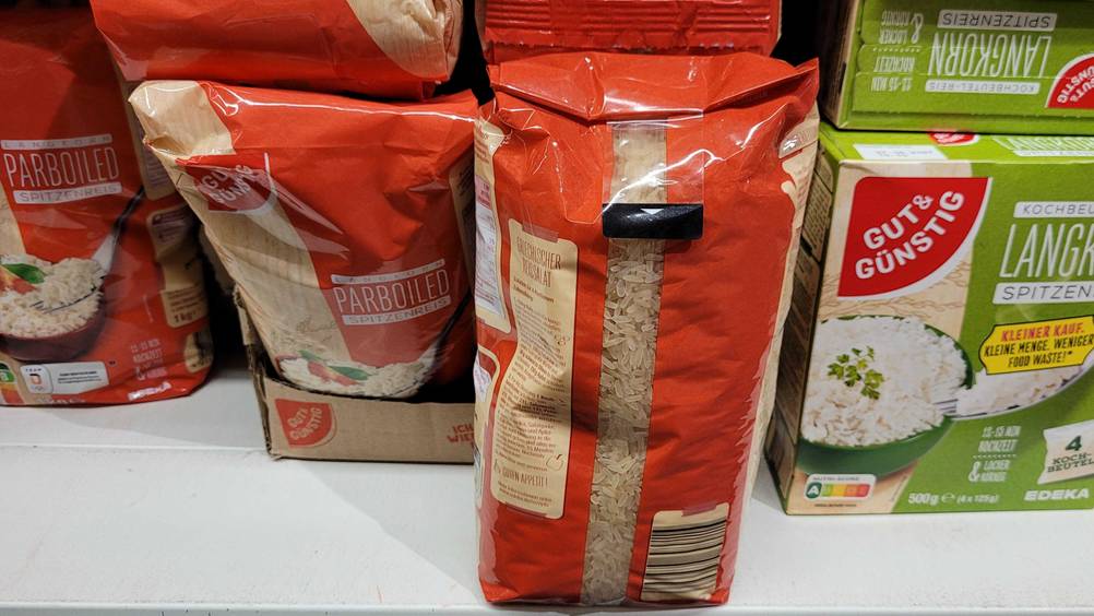Rückseite der Verpackung des getesteten Parboiled-Reis in einem Verkaufsregal.
