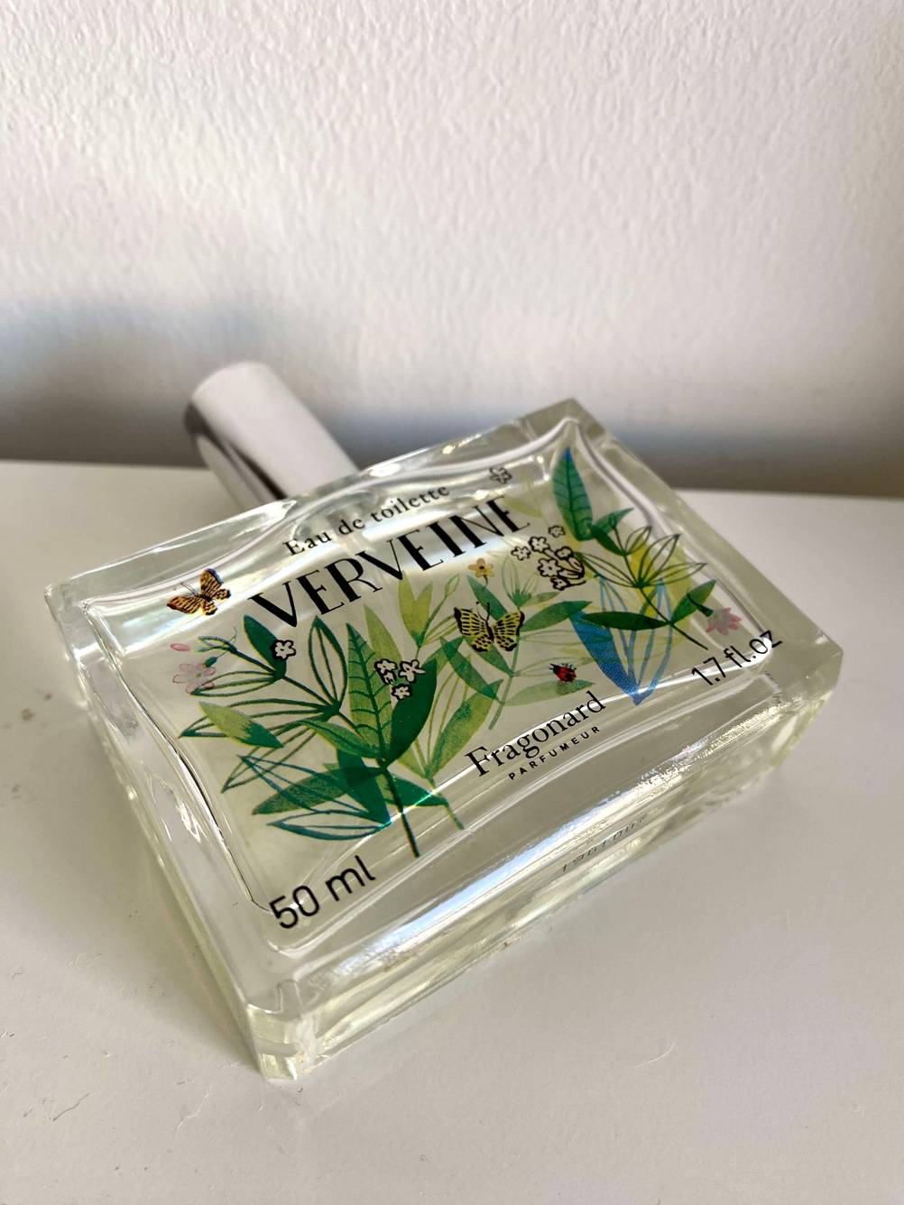 Parfum Damen im Test: Der Flacon von schräg unten mit Fokus auf die ml-Angabe.