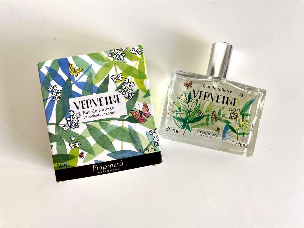 Parfüm für Damen getestet: Die Flasche liegt neben der Originalverpackung auf einer hellen Fläche.