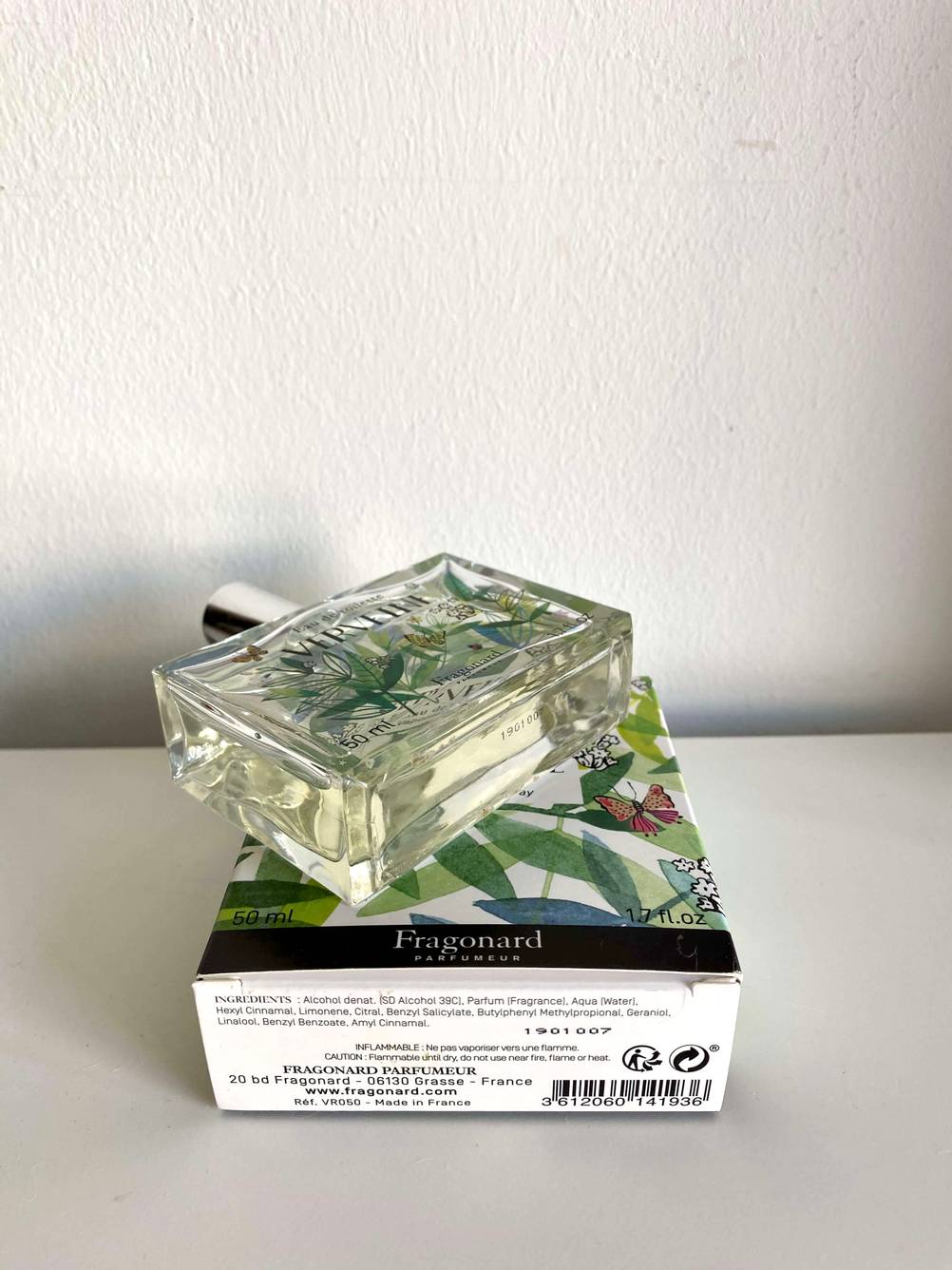 Auf der Orignalverpackung liegt die Flasche des getesteten Parfüm für Damen mit dem Boden nach vorne.