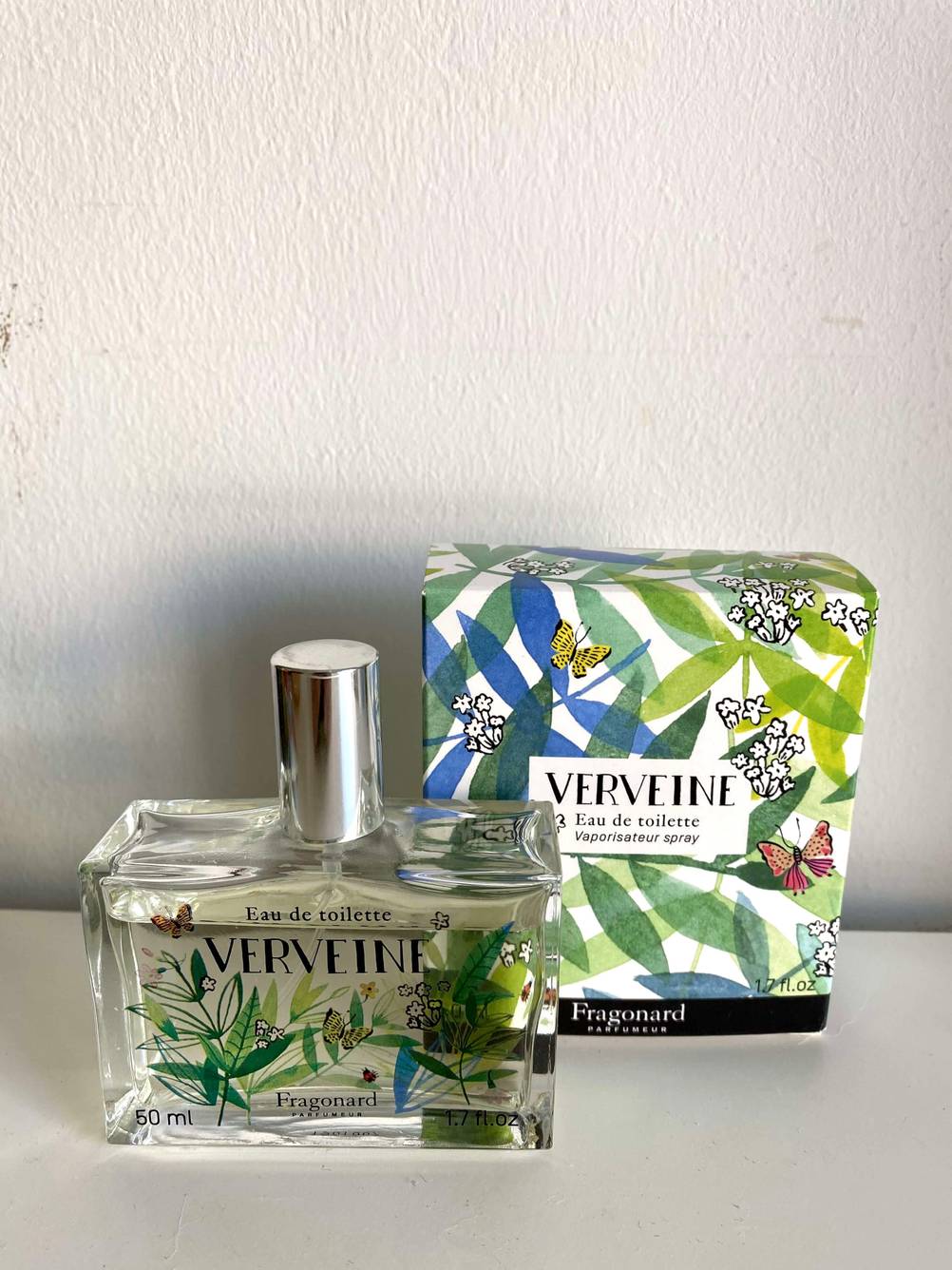 Parfum Damen getestet: Der Flacon steht vor der Originalverpackung vor einer hellen Wand.