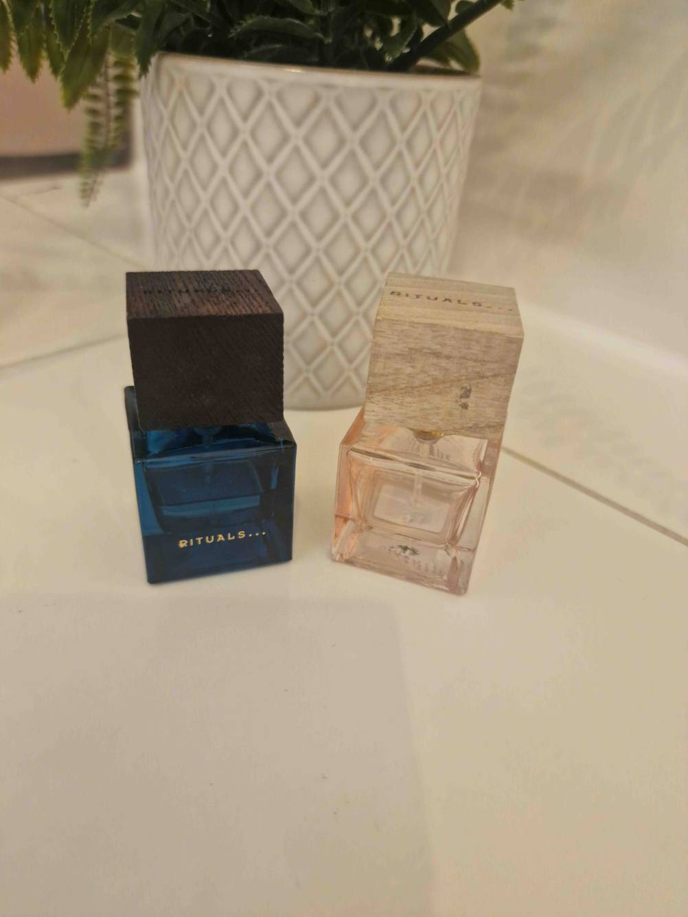 Getestet: Zwei Flaschen Parfum für Herren nebeneinander auf einer hellen Fläche.
