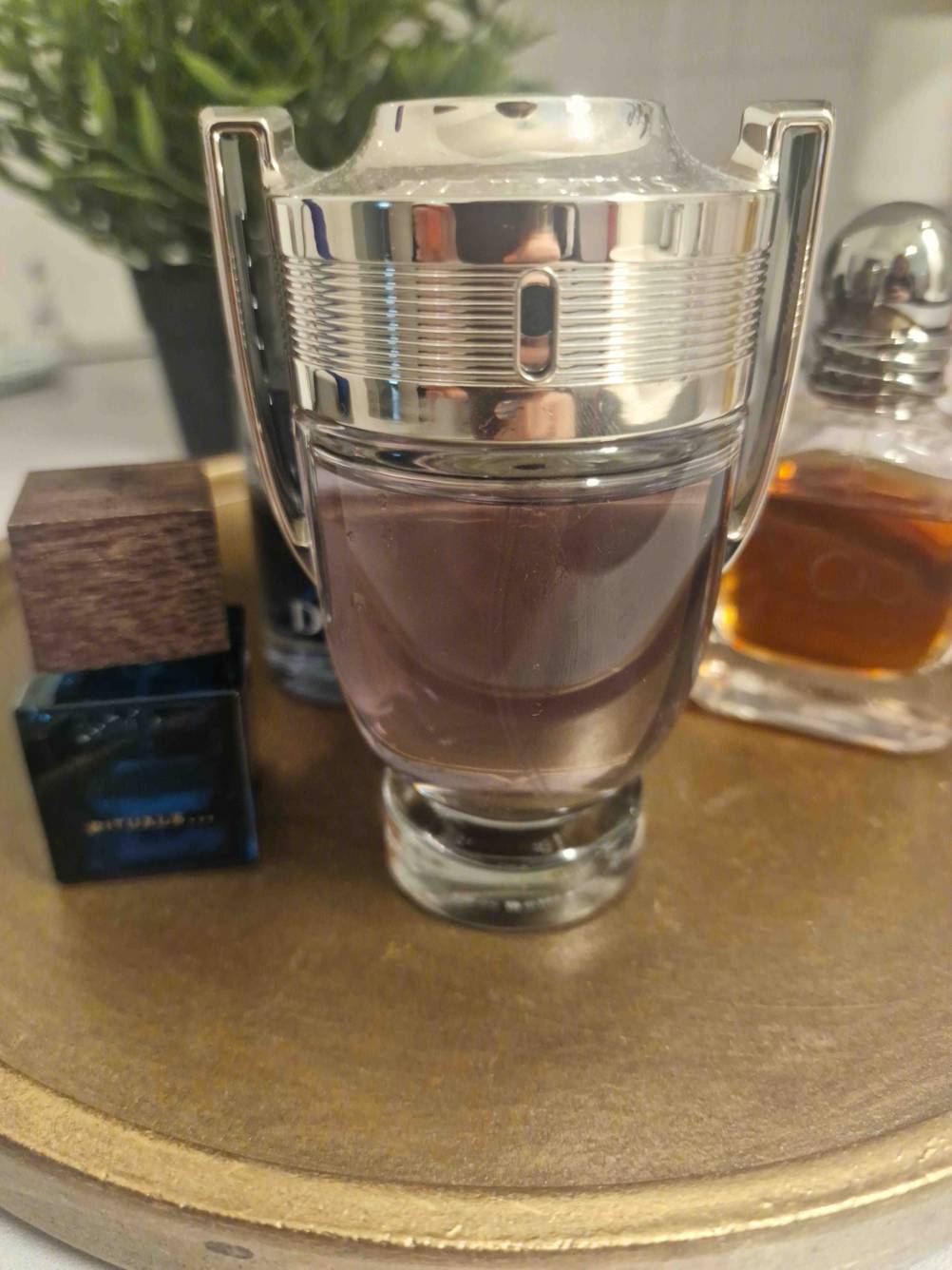 Parfum Herren getestet: Eine Flasche auf einem goldenen Tisch.