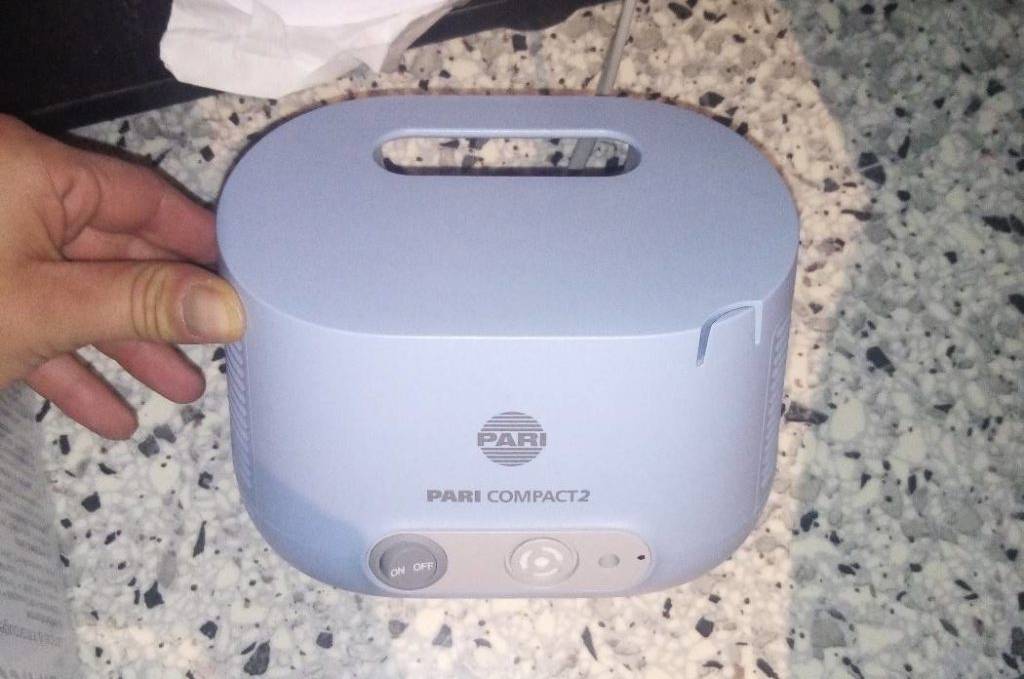 Getestet: Inhalator der Marke Pari Compact2 in Hellblau steht von vorn auf einer Tischfläche.