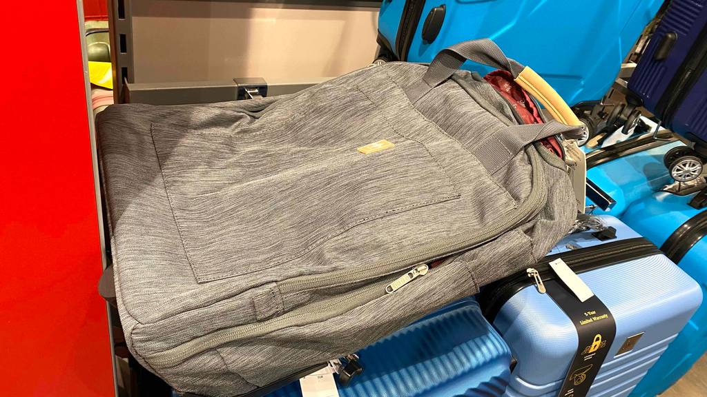 Rucksack-Trolley-Test: Detailansicht der Reißverschlüsse und Taschen.