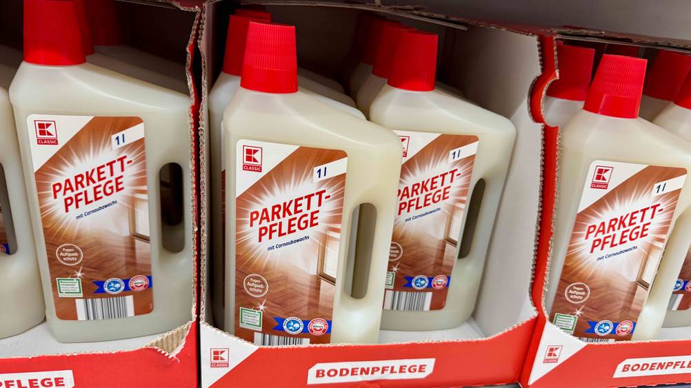 Mehrere Flaschen der getesteten Parkettpflege in einem Verkaufsregal.