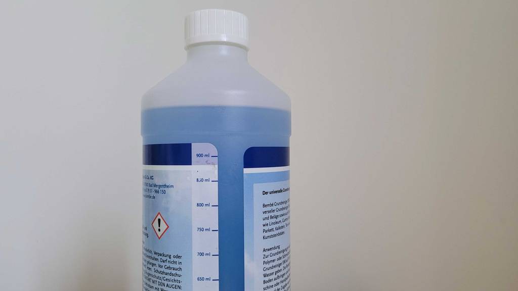 Parkettreiniger-Test: Nahaufnahme der Flasche.