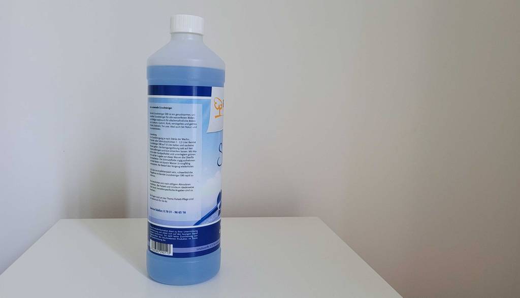 Parkettreiniger getestet: Flasche mir Parkettreiniger vor heller Kulisse.