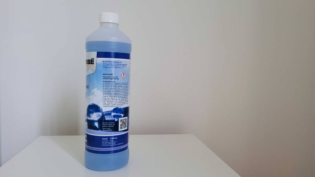 Im Test: Rückseite der Flasche Parkettreiniger mit Warnhinweisen.