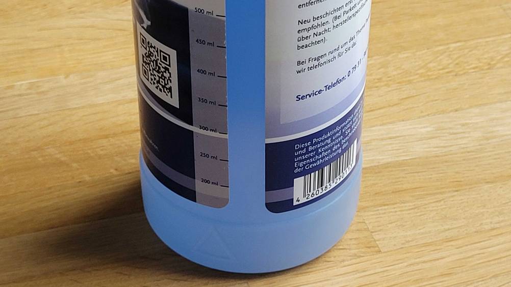 Parkettreiniger getestet: Nahaufnahme der ml-Skala an der Seite der Flasche.