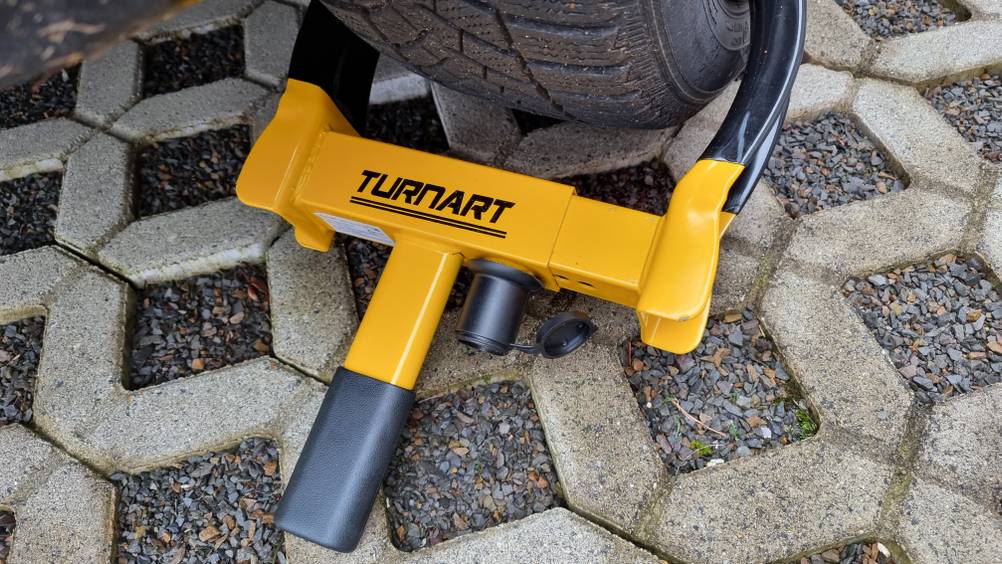 Parkkralle Turnart am Reifen befestigt