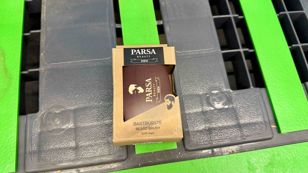 In der Verpackung liegt eine 100 % vegane Bartbürste im Test.
