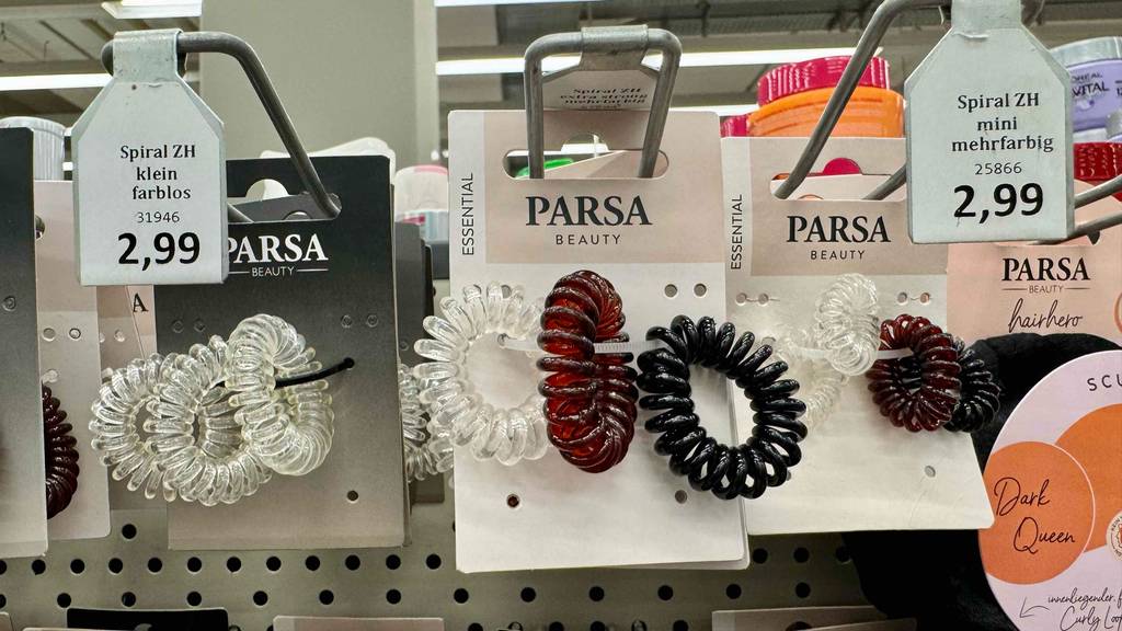 Getestet: Spiral-Haargummis von Parsa hängen mit dem Karton an einem Verkaufsstand.