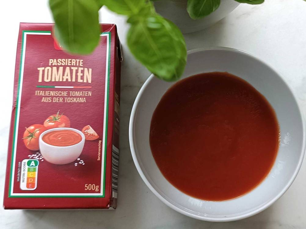 Passierte Tomaten getestet: Neben einer Schüssel mit den passierten Tomaten liegt die Originalverpackung.