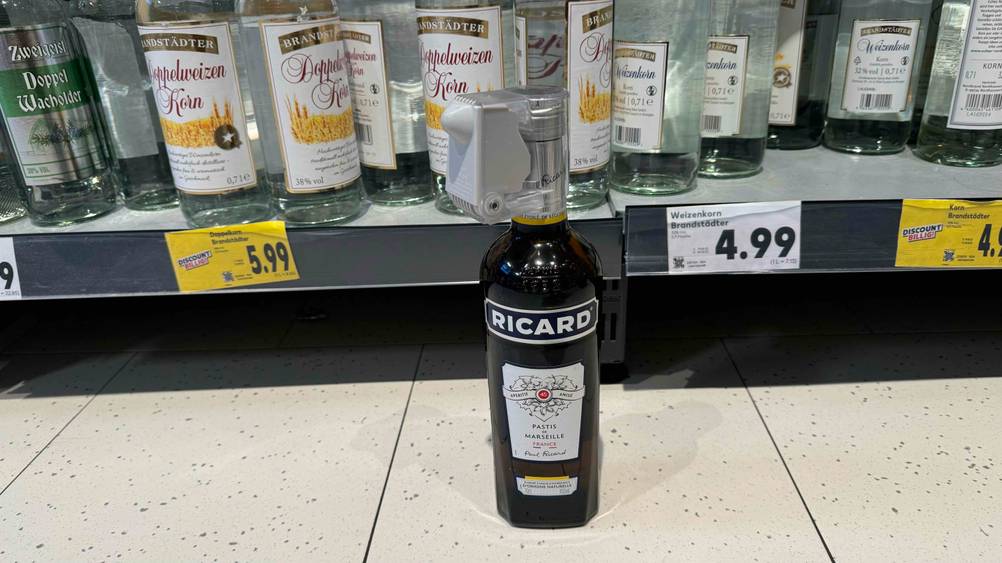 Getestet: Eine Flasche Pastis steht vor einem Verkaufsregal mit anderen Spirituosen.