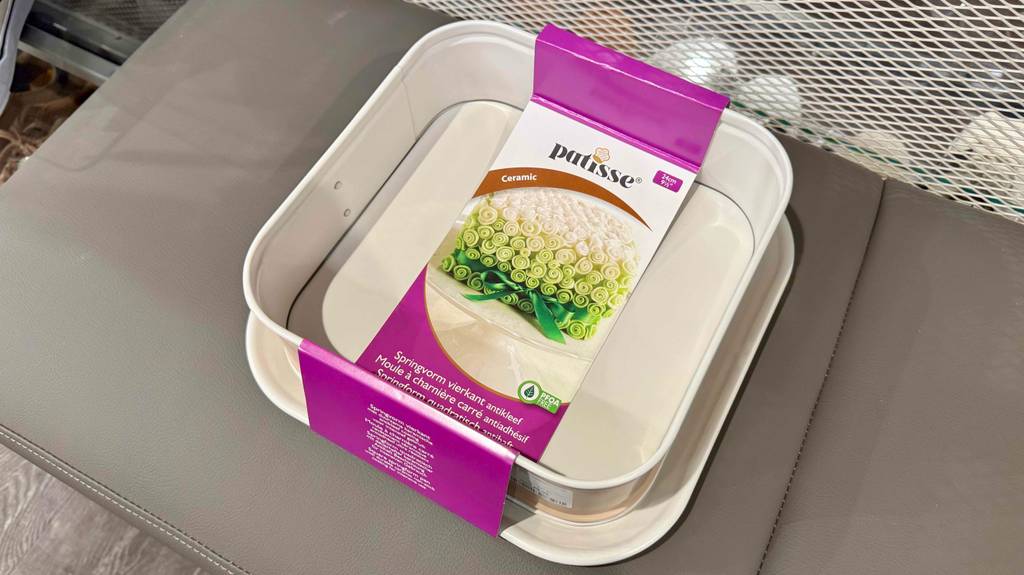 Im Test: Blick von oben in eine quadratische Springform mit Papierbanderole.