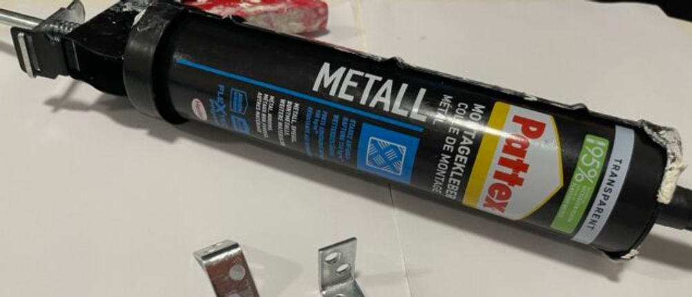 Die Pattex-Kartusche liegt auf einer Arbeitsfläche.