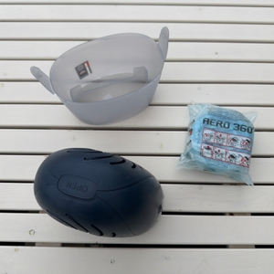 Der Lieferumfang vom Pattex Aero 360° steht auf einem Tisch