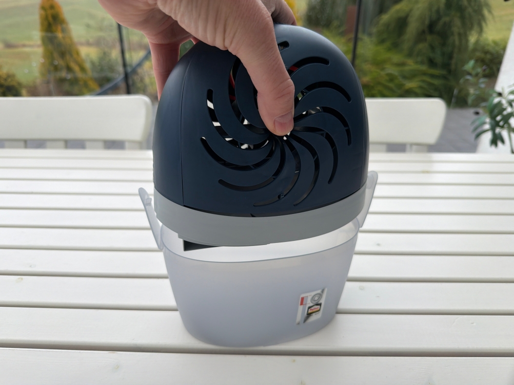 Eine Hand hält das Oberteil vom Pattex Aero 360° fest