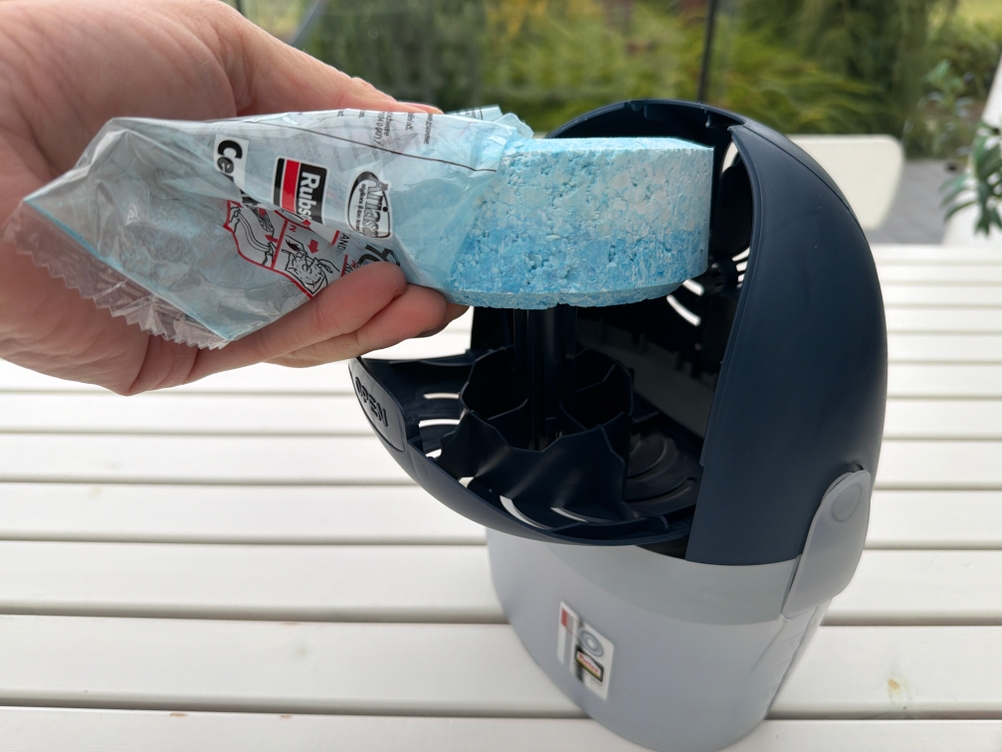 Ein Stück Granulat wird in den Pattex Aero 360° gelegt