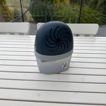 Der Pattex Aero 360° steht auf einem Tisch