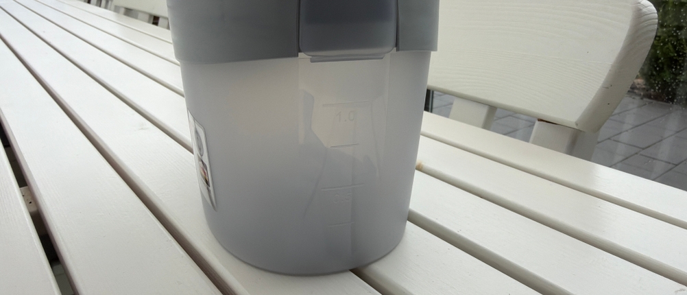 Eine Anzeige für den Füllstand am Behälter vom Pattex Aero 360°