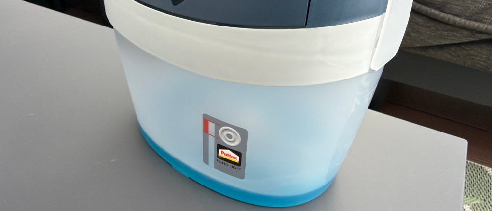 Ein Aufkleber mit Informationen auf dem Pattex Aero 360°